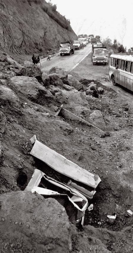 1985年7月，昆洛公路化念坡段，被坍塌的山体埋没的大货车以及交通阻断后滞留在路上的车辆和行人。在大自然面前，公路这种人工建筑物十分脆弱。