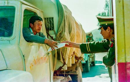 1990年1月1日上午8点，收费员准时向通过昆洛公路新平扬武至元江红龙厂段的第一辆货车收费。这段公路刚刚改线完成，避开了原来老路的诸多弊端且缩短了里程，是云南第一条收费公路，每车一律收费5元。这一事件成为云南开启高等级公路新时代的发端。