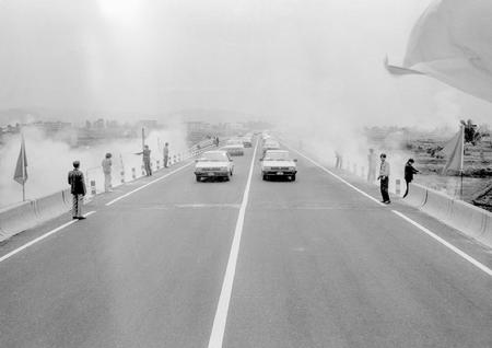 1992年9月29日，昆玉二级汽车专用公路狗撵兔至高仓段建成通车典礼在玉溪高仓举行，筑路工人们放炮仗庆祝。