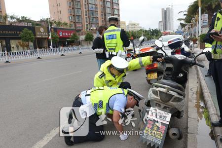 民警依法严格检查过往车辆