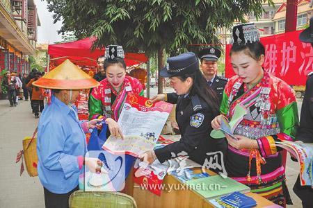志愿者积极参与宣传