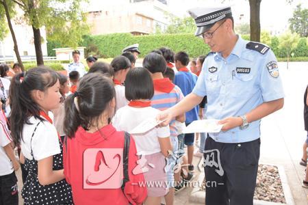 发放宣传资料