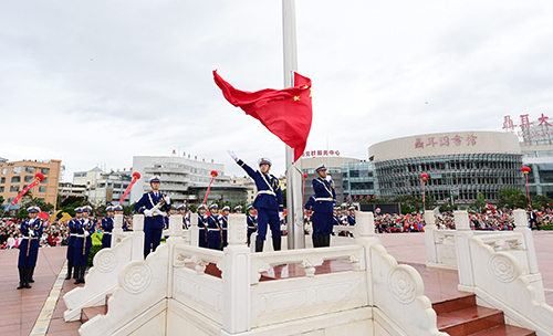 玉溪举行庆祝中华人民共和国成立75周年升旗仪式.jpg