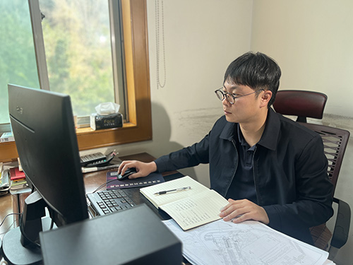 用青春与智慧浇铸钢铁事业1.jpg