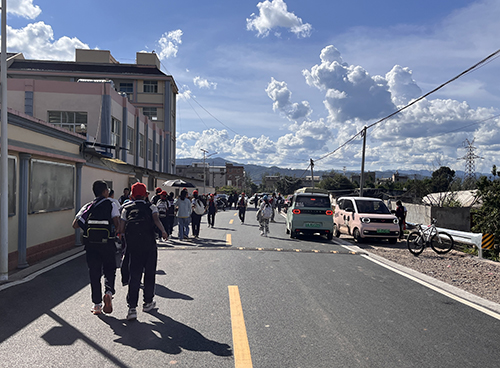 玉溪第十二中学门口路段修缮完工通车.jpg
