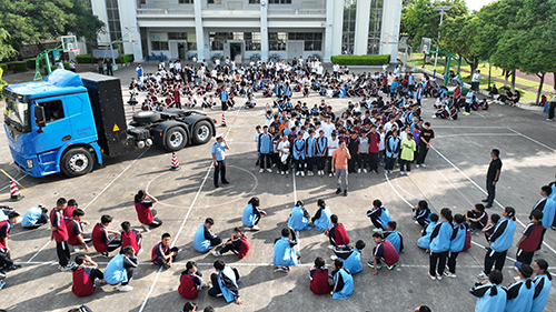 交通安全实景课筑牢学生安全防线.jpg